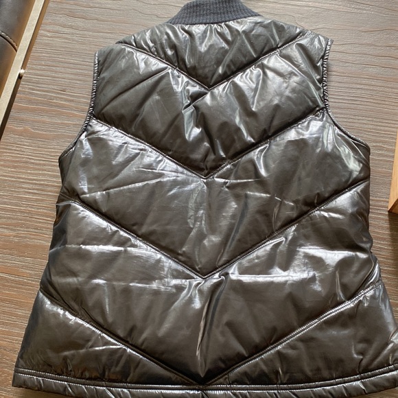 Old navy ladies polyester filled thick vest in size small. - Picture 3 of 8